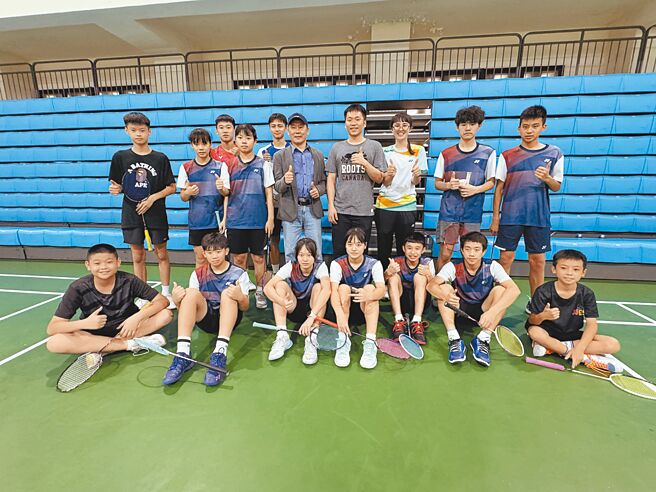 兩屆奧運羽球男雙金牌得主李洋（後排右四）25日上午光榮返回家鄉金門，展開2天1夜的感恩之旅，行程也安排於金城體育館與地區小選手互動、指點球技。（本報資料照片）