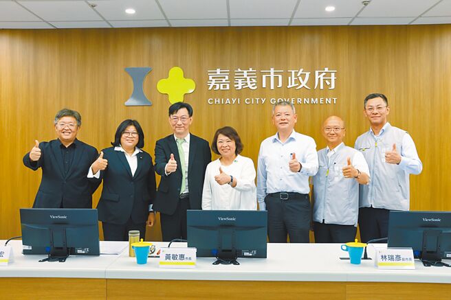 嘉義市長黃敏惠（右四）、立委王美惠（左二）24日向內政部次長董建宏（左三）爭取北港路兩側區段徵收、圖書總館兩案都市計畫變更速審。（嘉市府提供／廖素慧嘉市傳真）