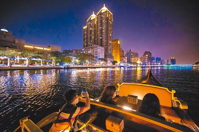 高市抢攻韩国旅客市场，推出买「高雄好玩卡」可免费搭乘爱河贡多拉船。（高市观光局提供／柯宗纬高雄传真）