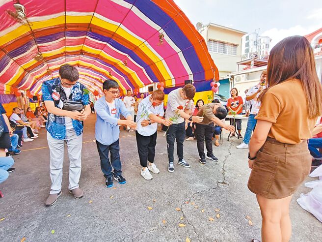 旗山天后宮主委葉冠億說，去年有17對配對成功，往年報名參加者不少是公教人員，也曾出現報名男性參加2次單身聯誼落空，再接再厲第3次聯誼終於配對成功。（林雅惠攝）