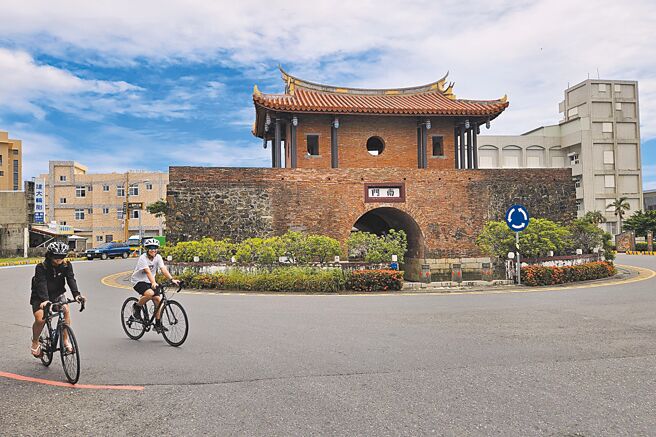 屏東縣非法旅宿以坐落恆春鎮居多，民宿業者盼法規解套。圖為恆春南門。（羅琦文攝）