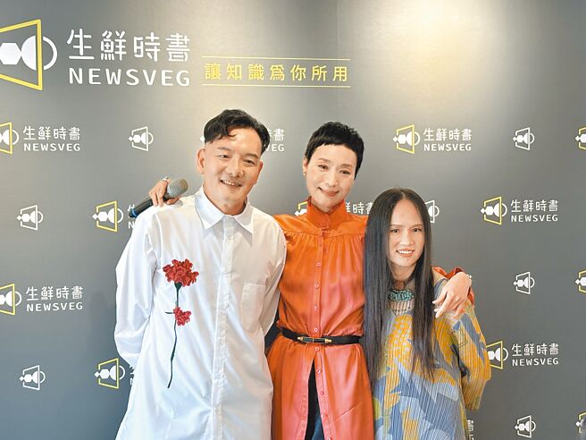 坣娜（中）24日為田定豐（左）頌缽療癒線上課程記者會站台。（黃雯犀攝）