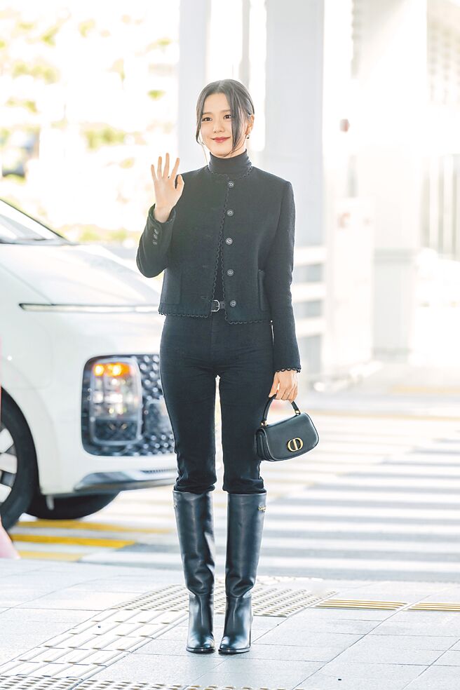 Dior全球品牌大使Jisoo一身Dior黑色装束，打造出优雅不凡的机场时尚造型。（Dior提供）