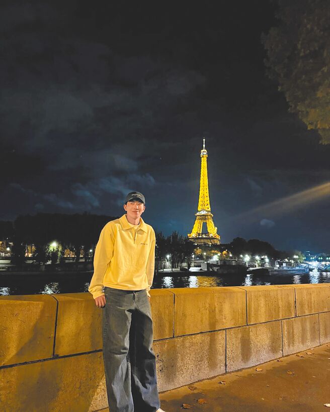 韩星南柱赫飞抵巴黎后，也以Dior休閒造型兴奋与巴黎铁塔合照。（Dior提供）