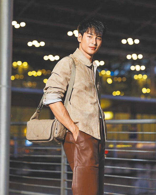 泰星Apo一身大地色系的Dior服装，穿搭造型可说「很用功」，色系搭配都完整考虑进去。（Dior提供）