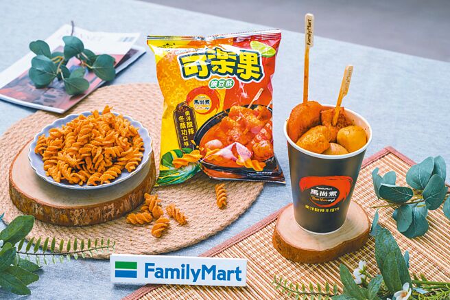 全家「馬尚煮」首度與可樂果跨界聯名，變身「南洋酸辣冬蔭功口味可樂果」，35元。（全家提供）