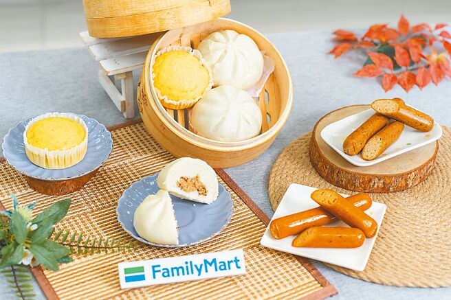 全家蒸箱開賣「馬拉糕」與「塔香雞肉包」，更有專門為穆斯林及特殊飲食族群開發的「維也納風味熱狗」、「香辣雞肉熱狗」。（吳松翰攝）