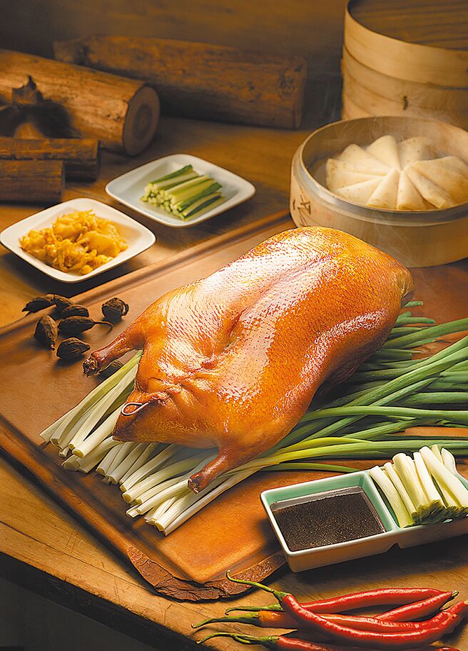 「江南春」招牌料理「掛爐一品鴨」，1個月能賣上千份。（高雄福華大飯店提供）