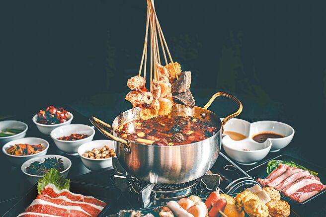 「桂苑串串」推出期間限定的買1送1串串鍋吃到飽優惠。（礁溪麒麟酒店提供）
