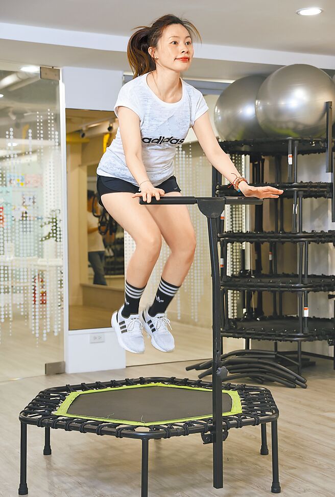 併腿跳双腿合併做跳跃动作，因跳床中央较软，需要更多的核心与大腿肌力。也可变化为在跳床两侧轮跳。（陈俊吉摄）