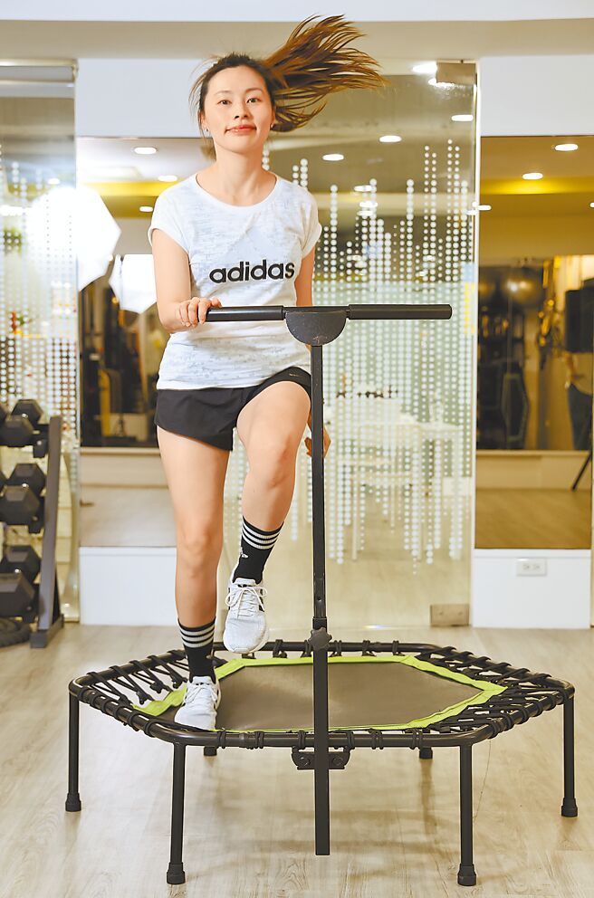 恰恰步在跳床两侧踏步，考验平衡感。（陈俊吉摄）