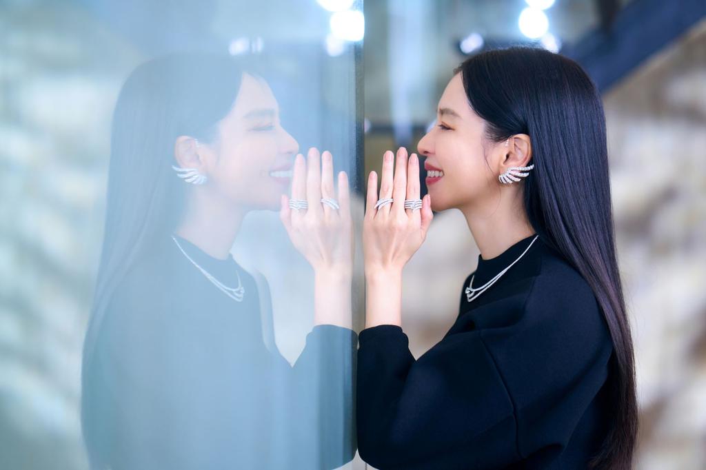 徐若瑄佩戴HOF以羽毛為靈感打造的VELA系列珠寶，象徵自由、振翅高飛。（Hearts On Fire提供）