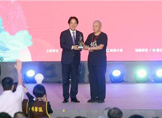 清大教授李敏穿「以核養綠」T 從賴手中領師鐸獎 喊話：請做該做的事