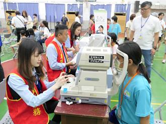 扶輪社捐贈驗光機 行動眼科搬進校園造福偏鄉學生