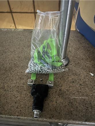 北車街友持「彈弓」亂射  雙層巴士玻璃毀損被逮