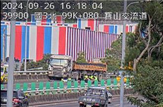 國三南下寶山段 故障車遭砂石車推撞！駕駛噴飛車外送醫命危