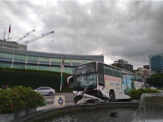 国光客运松山机场线自撞喷水池 驾驶疑身体不适酿祸