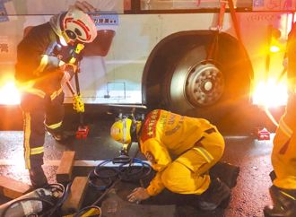 女大生遭公車撞「斷臂還呼救」  母控：被司機再輾斷頸亡