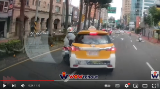 小黃全程吃中線突往左鬼切 撞2機車騎士噴飛 司機下車第一句千人怒了