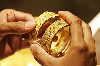 金價創高 期金逼近2,700美元