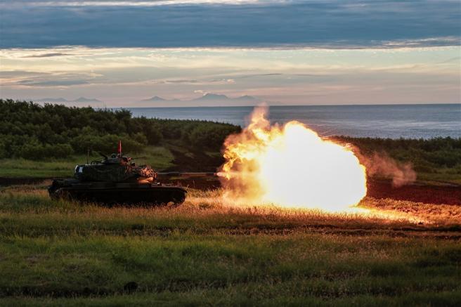 為驗證基地訓練成效，陸軍澎湖防衛指揮部昨日實施「裝騎營帶連基地實彈射擊訓練」；期間，M60A3戰車進行橫向、行進間等實彈射擊，猛烈的砲火聲，震撼訓場，展現官兵鎮疆衛土的決心。（記者謝承宏攝）