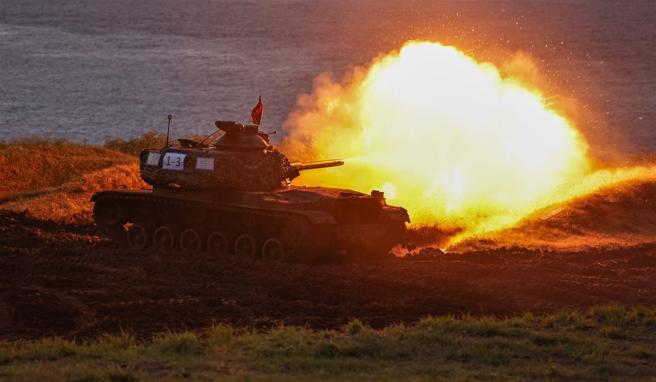  澎防部昨日實施「裝騎營帶連基地實彈射擊訓練」，官兵操作M60A3戰車，進行「橫向射擊」。（記者謝承宏攝）