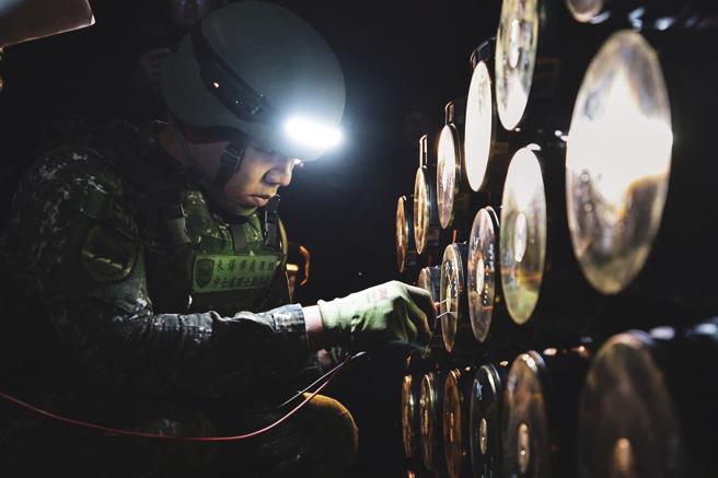 澎防部裝騎營在射擊前完成彈藥提領及鑑濾，確保訓練安全無虞。（記者謝承宏攝）