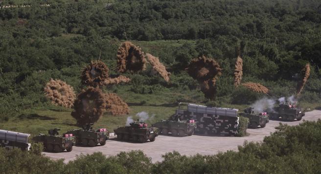 机步营以CM32、CM33及CM34，施放烟雾弹，迅速变换战术位置。（记者袁铭骏摄）