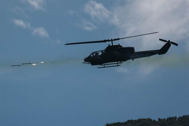 AH-1W攻击直升机实施实弹射击。（记者袁铭骏摄）