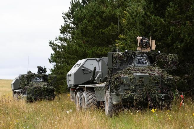 英国陆军最新「弓箭手」车载榴炮系统，7月首度在演习中部署。（取自第19皇家炮兵团脸书）