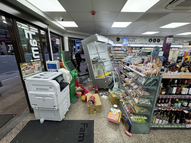 土城騎士衝進超商！架上貨全倒、玻璃碎屑灑滿地，現場超慘畫面曝光。（圖 / 劉詠韻翻攝）