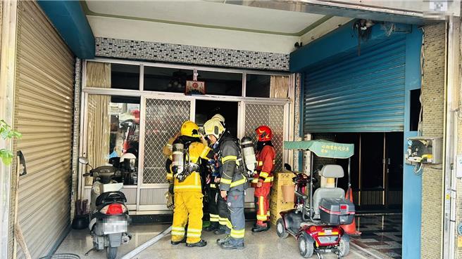高雄路竹一处透天厝26日上午发生火警，消防局人员获报到场抢救。（翻摄照片／林瑞益高雄传真）