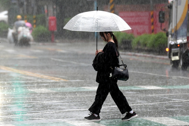 對流雲系發展旺盛，中央氣象署針對基隆北海岸發布豪雨特報。（黃世麒攝）