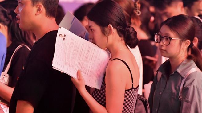 大陆中央层面首次推出「就业24条」，陆官媒解读：五大看点值得关注。（新华社）