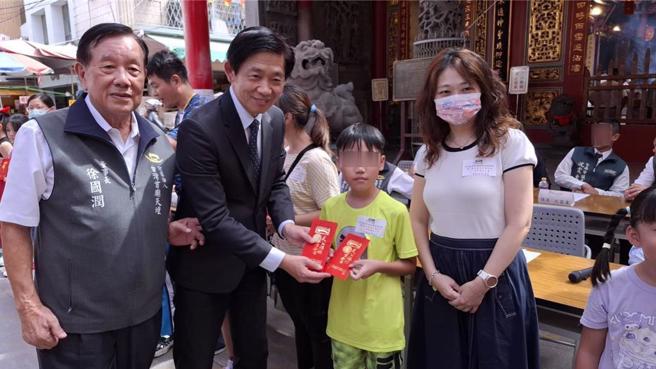 台南市副市长叶泽山（左二）、天坛董事长徐国润（左一）一起颁发奖学金给学生。（程炳璋摄）