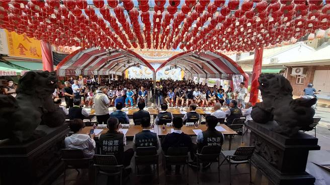 台湾首庙天坛连续30年颁奖给清寒优秀学生，今年奖学金还加码。（程炳璋摄）