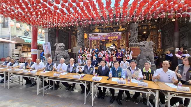 天坛颁发奖助学金，台南市政府相当重视，现场包括台南市副市长叶泽山（右六）、天坛董事长徐国润（右七）、台南市民政局长姜淋煌（右五）与台南市教育局长郑新辉（右四）都到场，与后排站立的受奖师生合影。（程炳璋摄）