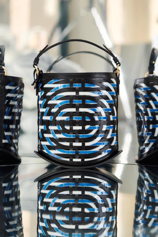 元太与比利时品牌Delvaux合作，于巴黎时装周推出限量手袋系列。Helios系列将展示四款运用E Ink Prism 3 技术的设计。图／元太提供