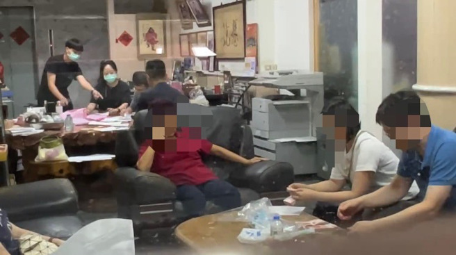 检调人原搜索黄绍庭服务处，搜索办公室内的文件、金钱，调查人员当场数钱确定搜索项目。（民眾提供/郭良杰高雄传真）