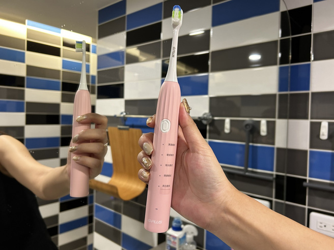 使用电动牙刷省时省力，被网友誉为洁牙「神物」。486团购提供