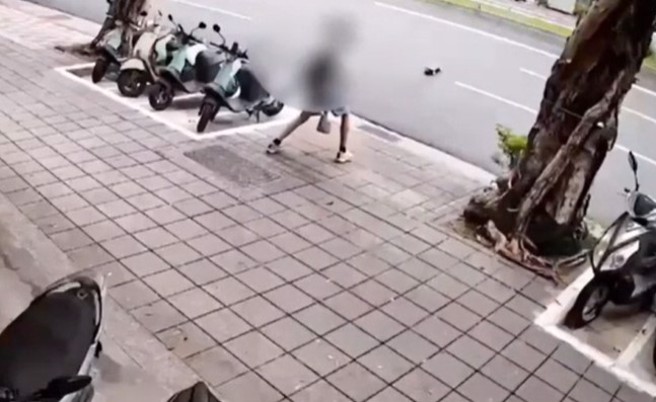 國中生在人行道溜滑板噴入車道，險驚擾總統賴清德車隊。(戴志揚翻攝)