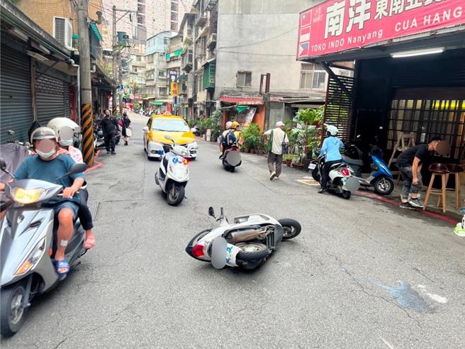 林姓婦人日前午間騎機車接1雙兒女放學，行經中和區大勇街，因閃避突然衝出馬路的男童，林婦及兒女摔車倒地，3人皆受傷送醫治療。（中和警分局提供）