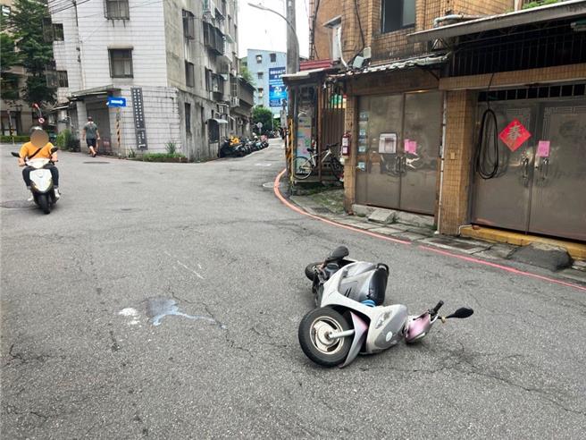 林婦為閃避自路旁穿越道路右側自摔倒地。（中和警分局提供）