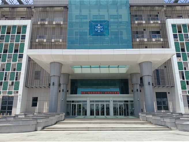 女子擅自领出丈夫遗产被继女告，吐回领出的1万5046元。（邱立雅摄）