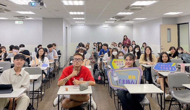 「2024第十六屆海峽兩岸電視主持新秀會」9月25日前往世新大學口語傳播學系及新聞系進行課堂分享會。(攝/李品臻)