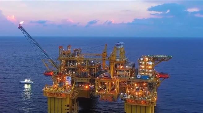「深海一號」二期工程通過機械完工驗收，中國深水複雜油氣工程自主建設能力實現重大突破。（央視新聞）