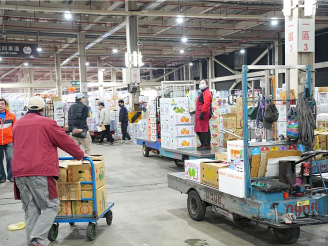 近期由于台湾受颱风热带性低压影响，包括台北市在内，全台多个县市发布豪大雨警报，北市菜价近期也出现波动。（黄敬文摄）