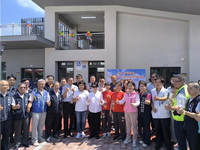 市長盧秀燕、立委楊瓊瓔等人共同啟用中央廚房。（李京昇攝）