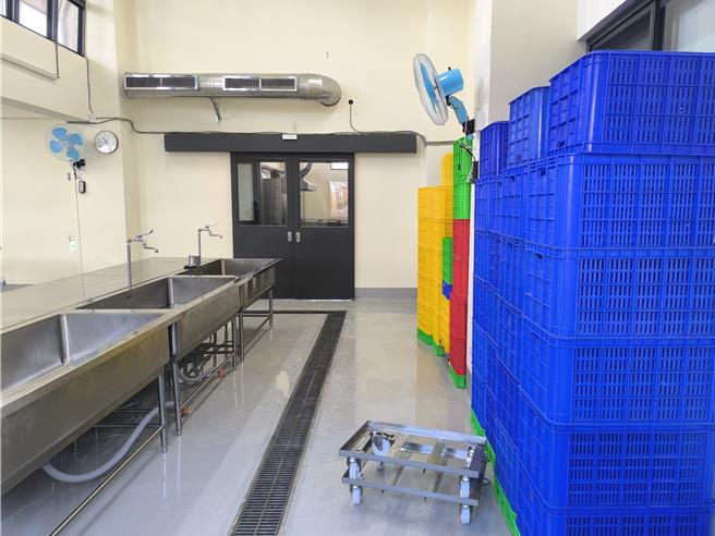 神岡國小中央廚房今天啟用。（李京昇攝）