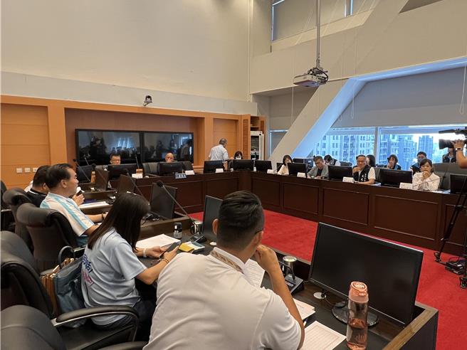 台中市議會26日召開第四屆第四次定期會程序委員會，但市府明年度預算是否受中央政府總預算案退回影響？引發議員關注。（林欣儀攝）